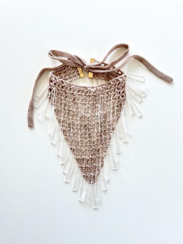 Cotton V shape with plexiglass baguettes