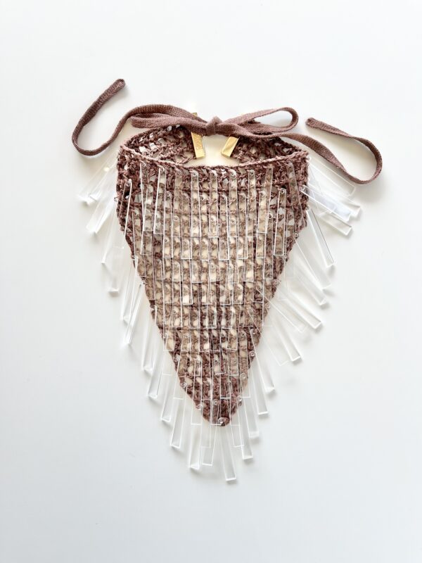 Linen V shape with plexiglass baguettes