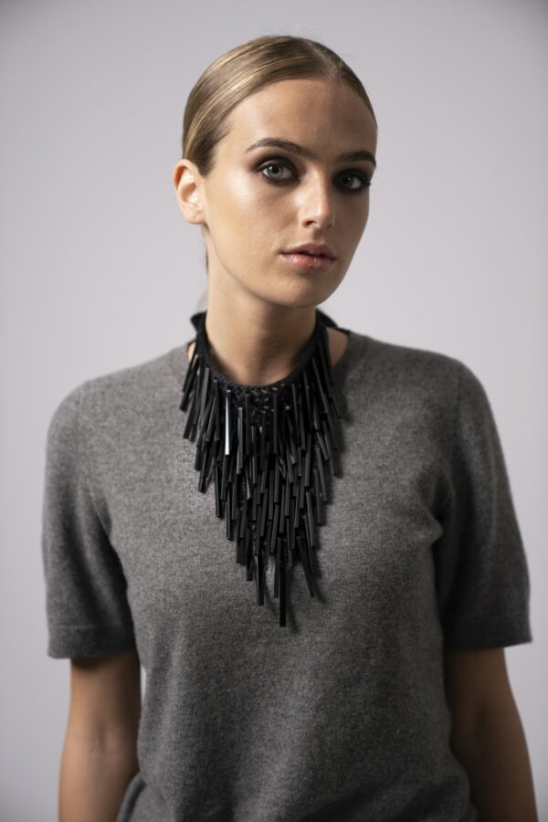 Collana V shape plexiglass e cachemire - immagine 2