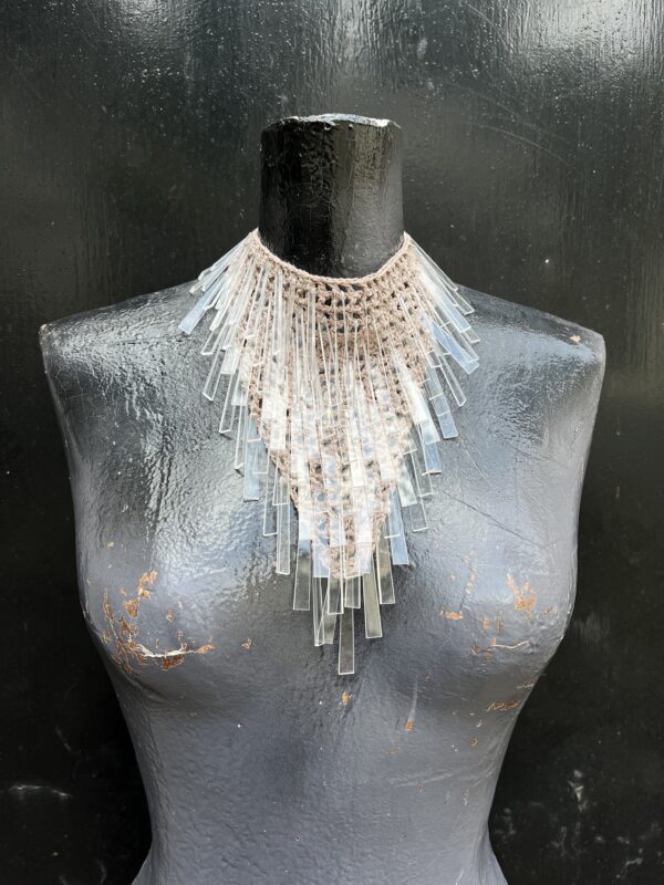 V shape in cotone con baguettes in plexiglass - immagine 2