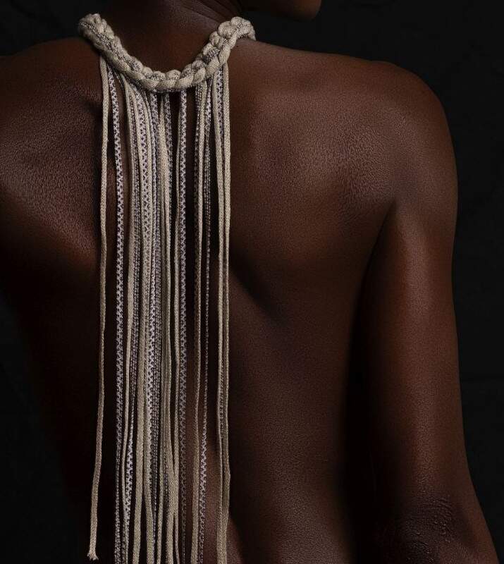 Collana frange di lino e acciaio gioielli per l'estate. Linen and steel choker summer 2026. Haute couture jewelry