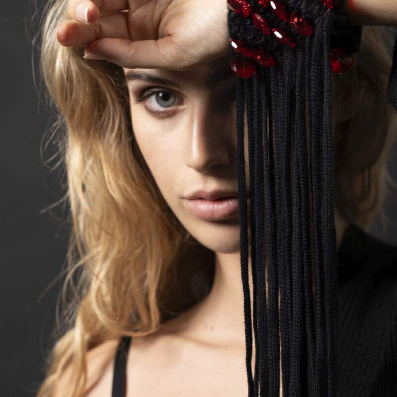 polsino-in-cachemire-con-frange-e-cristalli-rossi-cashmere-cuff-with-fringes-and-red-crystals-couture-jewelry