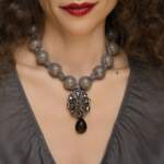 Girocollo cachemire e sfere oro con chiusura lacci cashmere choker with gold spheres tie closure Centopercentocachemire haute couture jewellery
