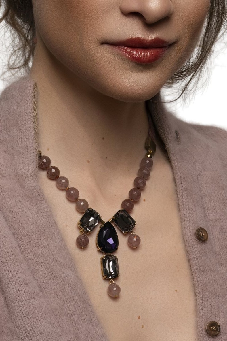 Girocollo con lacci in cachemire e castoni in cristallo con quarzo mauve. Cashmere laces choker with crystals and mauve quarz. Centopercentocachemire jewellery