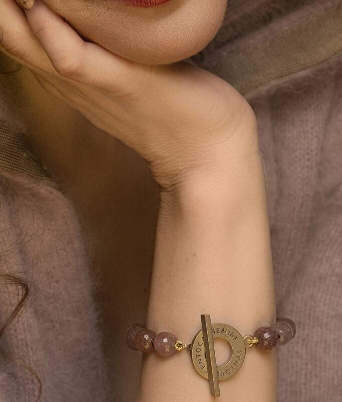 Bracciale quarzo mauve con chiusura t bar in ottone placcato oro. Mauve quarz bracelet with gold plated t bar . Centopercentocachemire unconventional jewellery