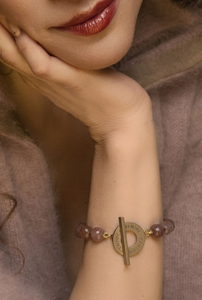 Bracciale quarzo mauve con chiusura t bar in ottone placcato oro. Mauve quarz bracelet with gold plated t bar . Centopercentocachemire unconventional jewellery