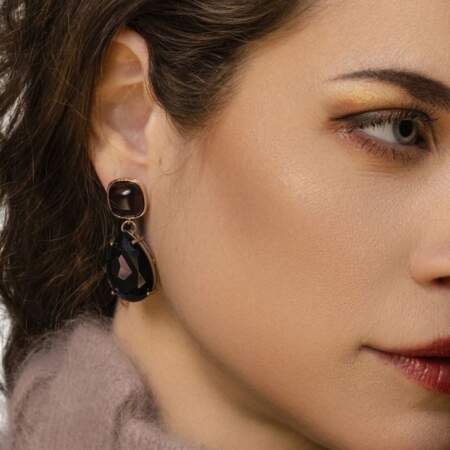orecchino perno in cristallo a goccia viola. Purple drop crystal earring Centopercentocachemire unconventional jewellery