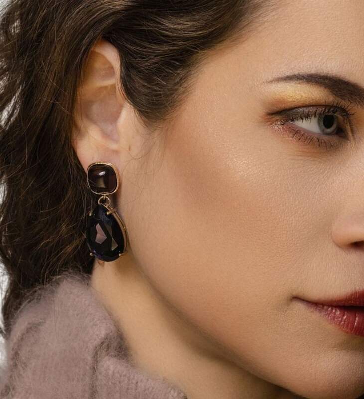 orecchino perno in cristallo a goccia viola. Purple drop crystal earring Centopercentocachemire unconventional jewellery