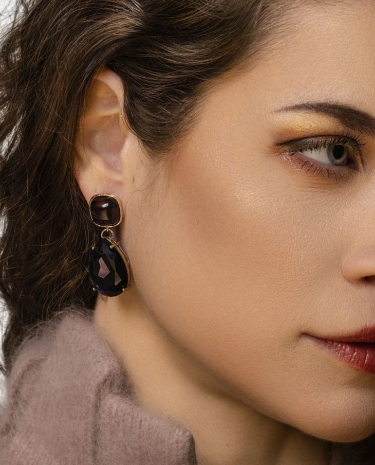 orecchino perno in cristallo a goccia viola. Purple drop crystal earring Centopercentocachemire unconventional jewellery