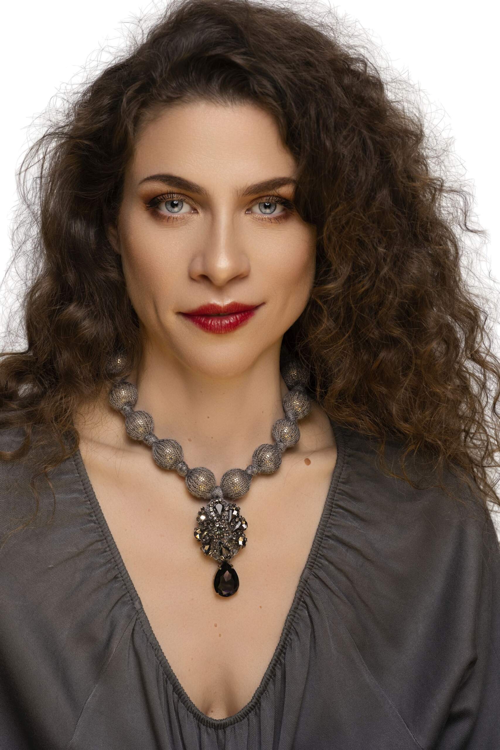 Girocollo cachemire e sfere oro con chiusura lacci cashmere choker with gold spheres tie closure Centopercentocachemire haute couture jewellery