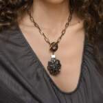 Catena in ottone placcato oro con tbar e pendente cachemire e cristalli Gold-plated brass cable link chain with tbar clasp and cashmere pendant with crystals Centopercentocachemire haute couture jewellery